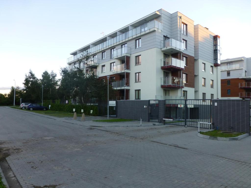 una strada vuota di fronte a un edificio di Apartament w Pobliżu Morza a Kołobrzeg