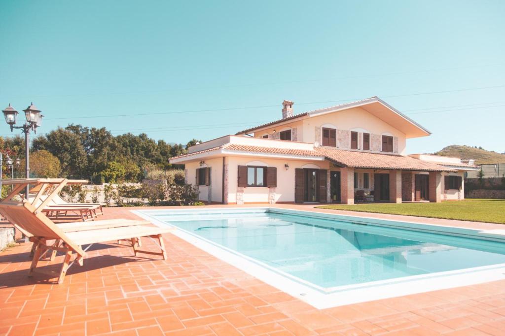 een huis met een zwembad voor een huis bij Beautiful villa with swimming pool Italy in Itri