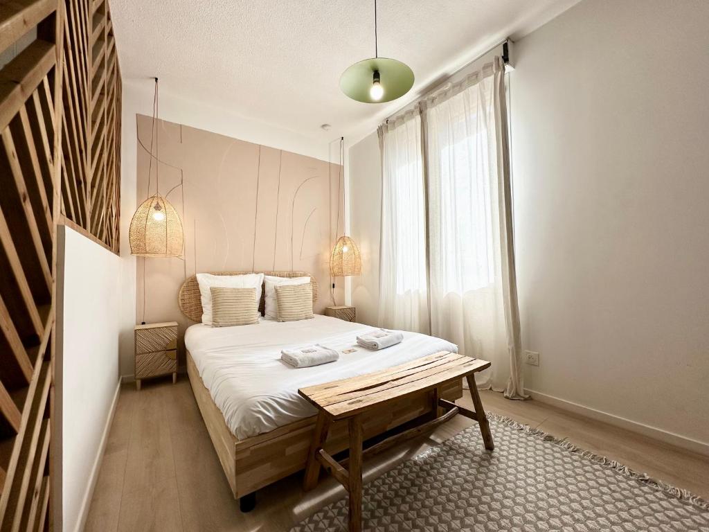 - une chambre avec un lit et une table en bois dans l'établissement LE PLUMAÇON - Agréable - Proche Gare, à Mont-de-Marsan
