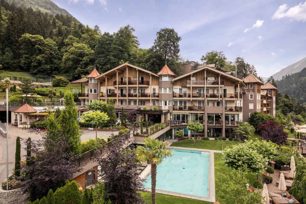 einen Luftblick auf ein Resort mit einem Pool in der Unterkunft Hotel Chalet Das Alpenschlössel in Saltaus