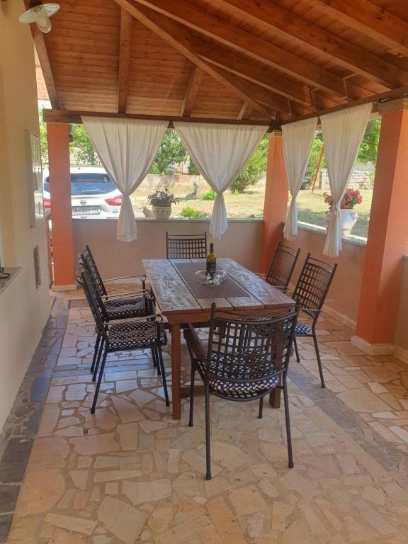 a dining room with a table and chairs at Apartman Sara in Pula