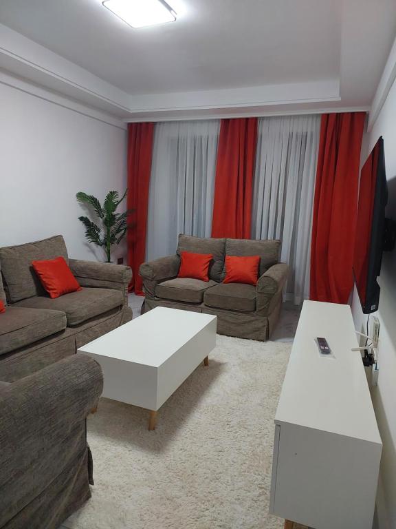 ein Wohnzimmer mit 2 Sofas und einem Couchtisch in der Unterkunft Smarthomes Serviced Apartments in Nairobi