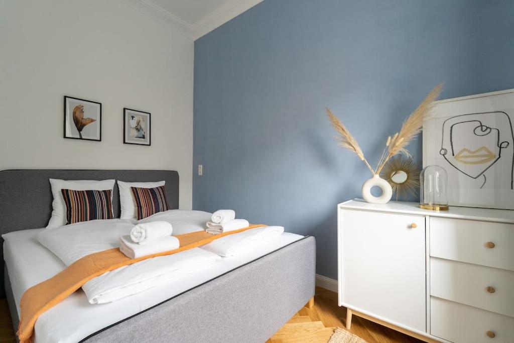 una camera con letto e comò con asciugamani di HM • Fancy 1BR Near Schönbrunn a Vienna