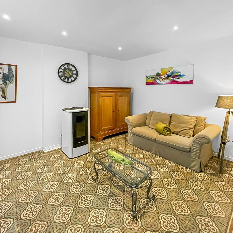 un salon avec un canapé et une table dans l'établissement Douceur de Vivre à Saint-Amand-les-Eaux, à Saint-Amand-les-Eaux