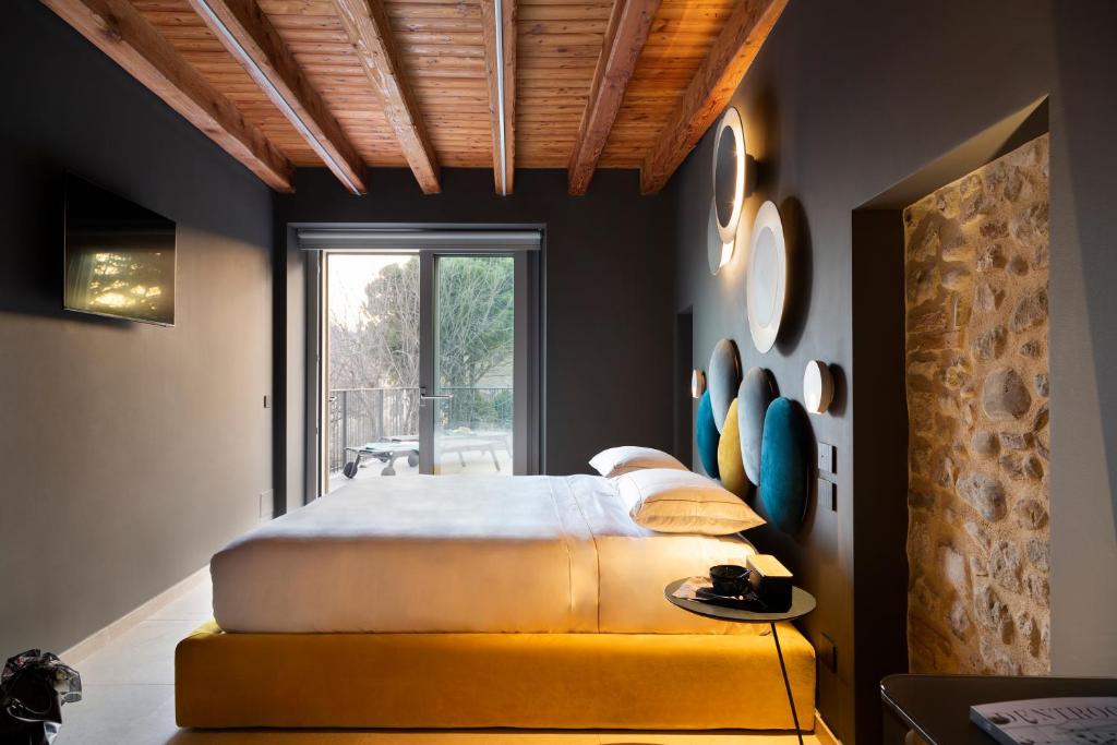 - une chambre avec un grand lit et une fenêtre dans l'établissement Borgoluna, à San Felice del Benaco