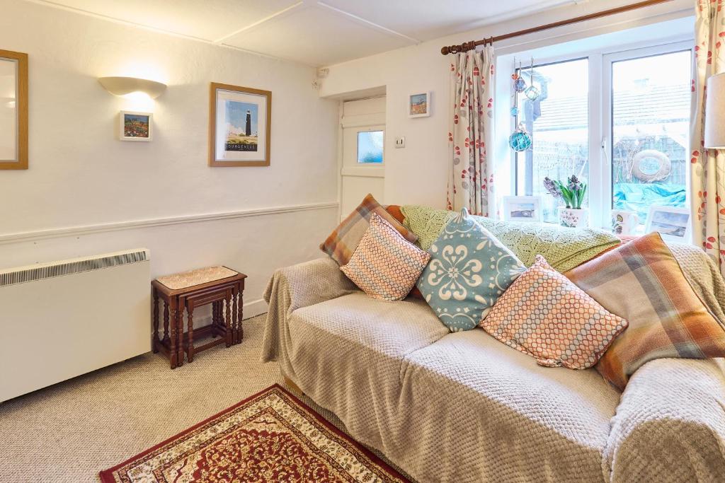 sala de estar con sofá y ventana en Host & Stay - Claire's Cottage, en Kent