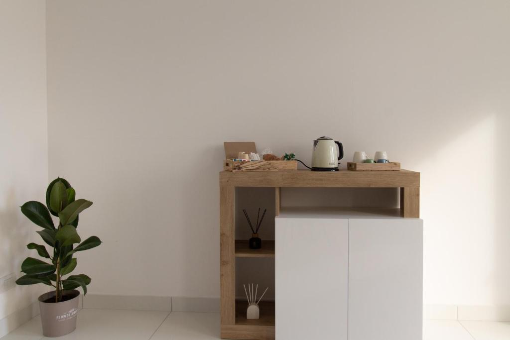 Příslušenství pro přípravu čaje a kávy v ubytování Sky Suite Blue Pomezia