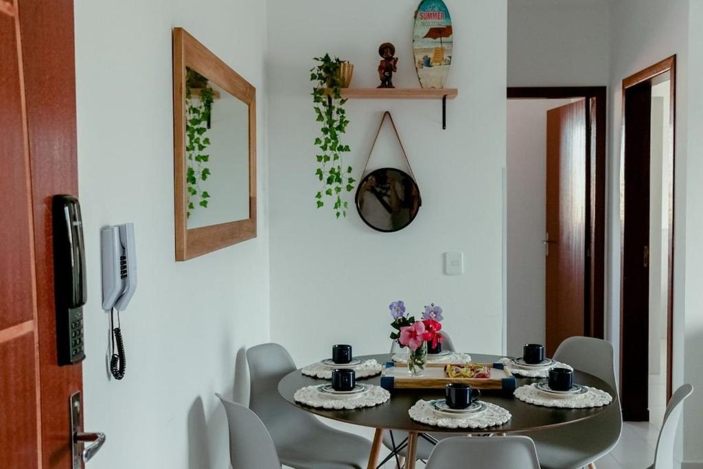 uma sala de jantar com mesa e cadeiras em Residencial Diva em Florianópolis