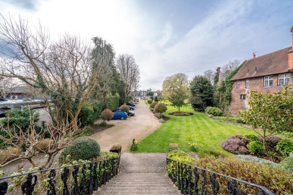 un jardín con una escalera que conduce a una casa en Riverside 1 Bed Flat near Hampton Court Palace en East Molesey