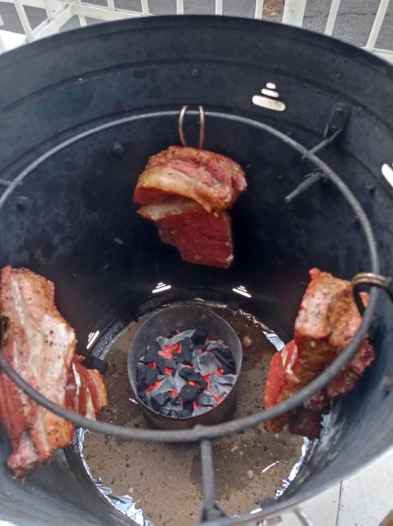 um pedaço de carne está cozinhando em uma grelha em Habitación en Cartagena para 2 personas em Cartagena das Índias