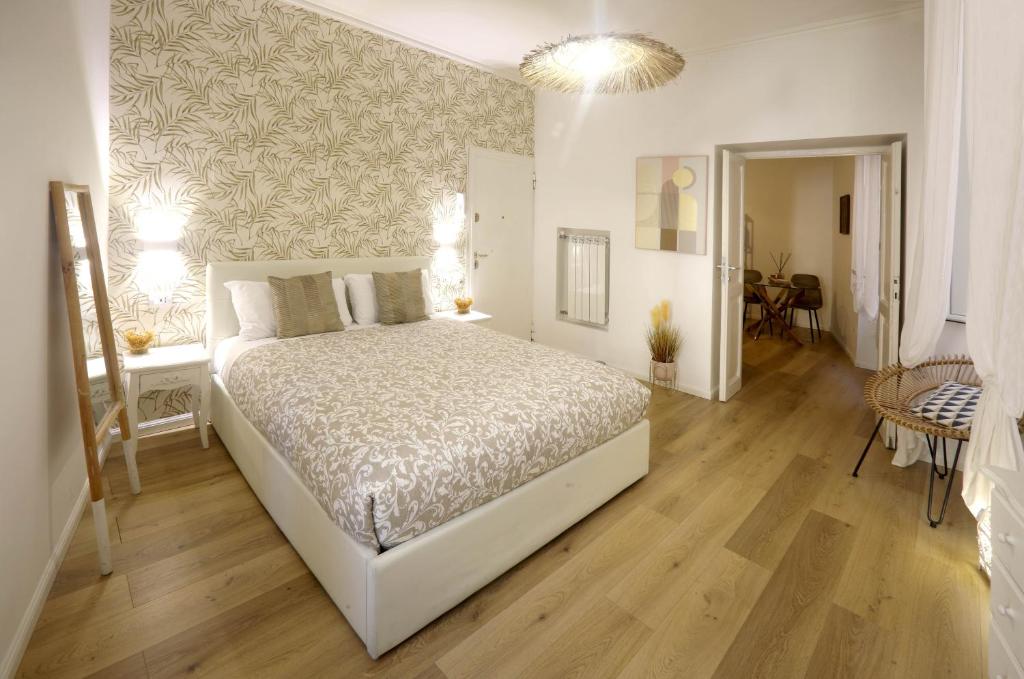 um quarto com uma cama e um corredor com uma mesa em Buongiorno Colosseo em Roma