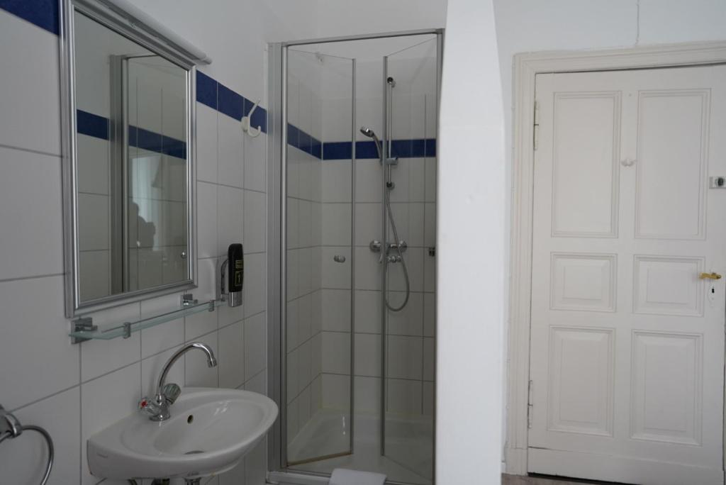 City Pension Berlin - Double Room With Private Shower And Shared Toilet