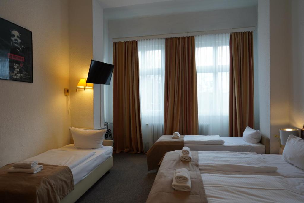 City Pension Berlin - Family Room With Bathroom