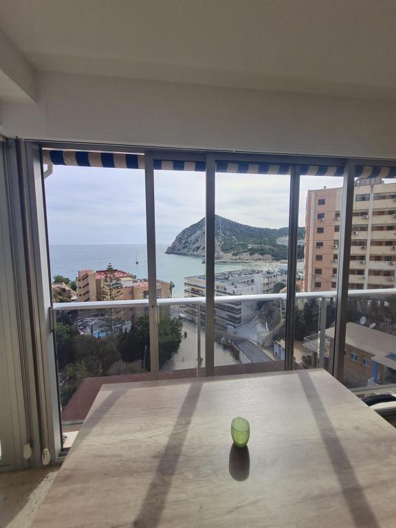een tafel in een kamer met uitzicht op de oceaan bij Appartement Benidorm sea view in Benidorm