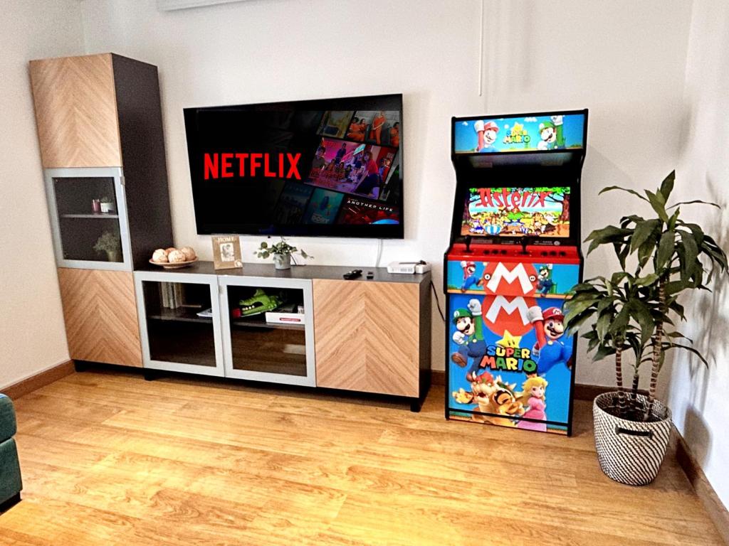 a living room with a television and a video game system at Nuevo: Cerca CENTRO , WIFI y Calefacción in Oviedo