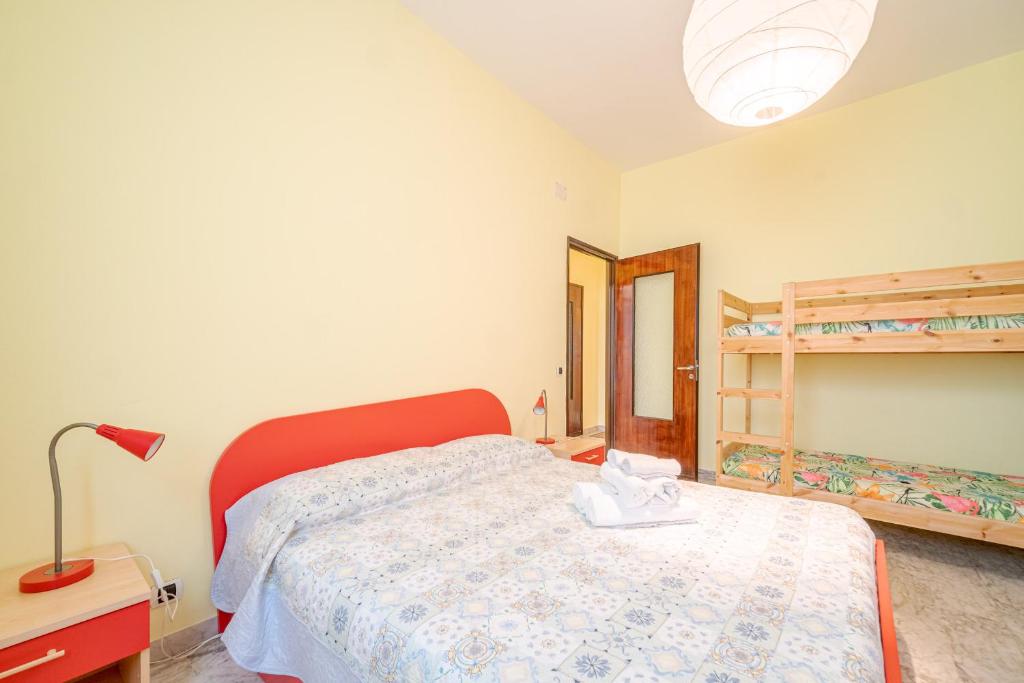 een slaapkamer met een bed en 2 stapelbedden bij FAMILY House in Albissola Marina