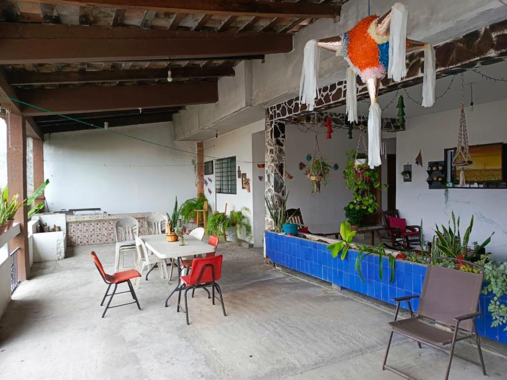 a patio with a table and chairs and a bird on the ceiling at Posada Familiar Papantla in Papantla de Olarte