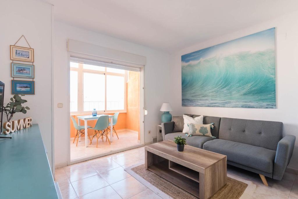 una sala de estar con un sofá y una mesa en URBANIZACIÓN COPACABANA - La Manga del Mar Menor KM2 - Vistas a Mediterráneo Dormitorio doble y sofá-cama, en La Manga del Mar Menor