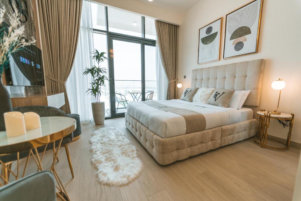 Postel nebo postele na pokoji v ubytování Wonderful Studio with Balcony & City Views