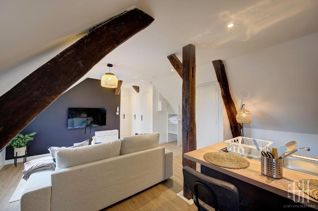 a living room with a couch and a table at Le Connemara / Plumereau in Tours