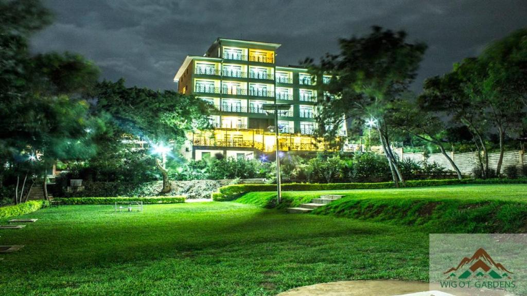 um grande edifício é iluminado à noite em Wigot Gardens Hotel em Kisumu