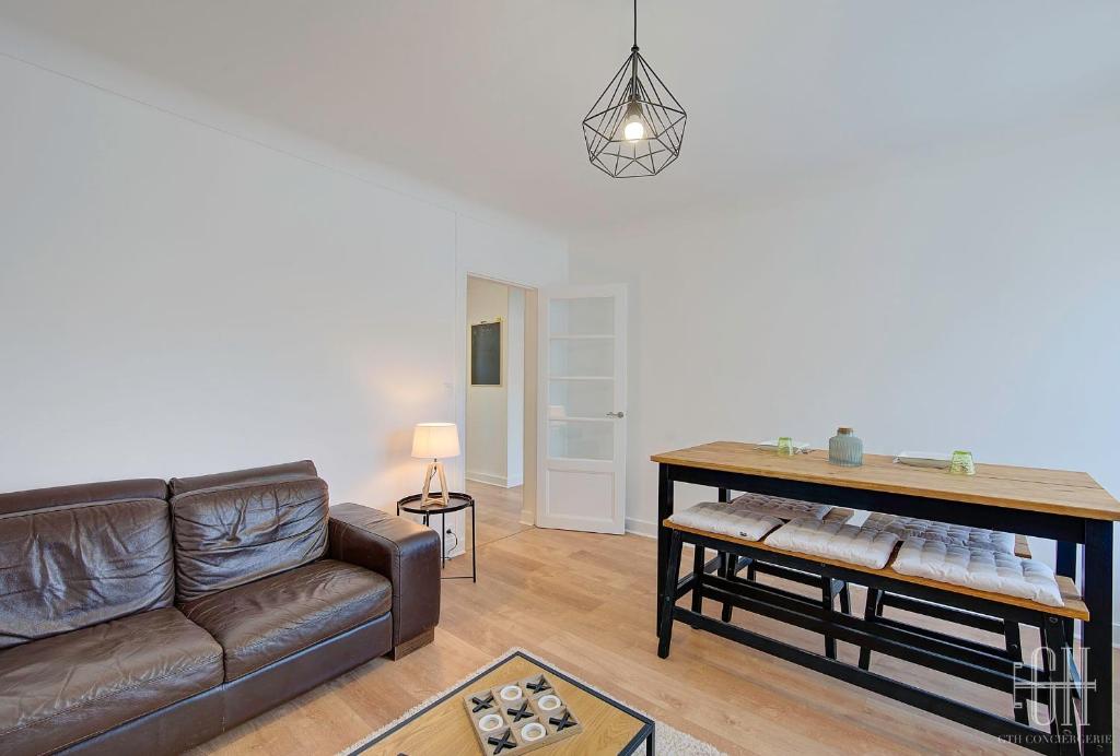 un salon avec un canapé et une table dans l'établissement L'oiseau blanc / central - piscine du lac, à Tours