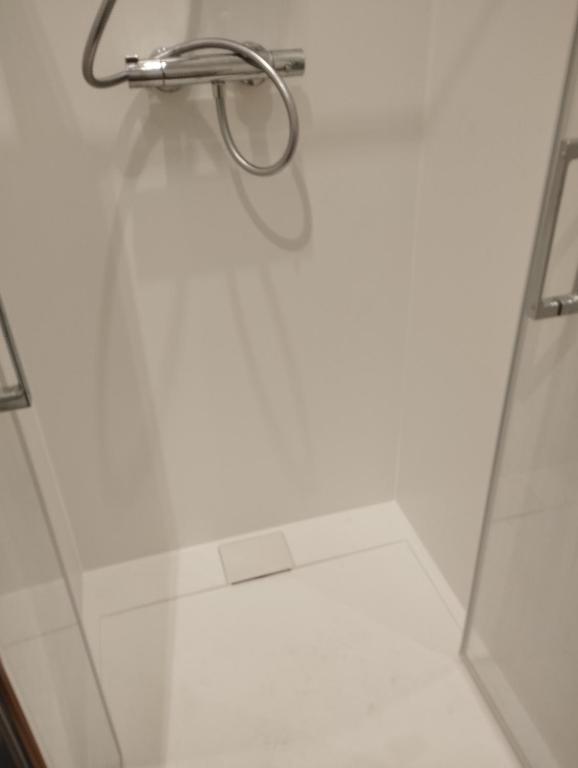 ディジョンにあるAppart hotelの白い床のバスルーム(シャワー付)