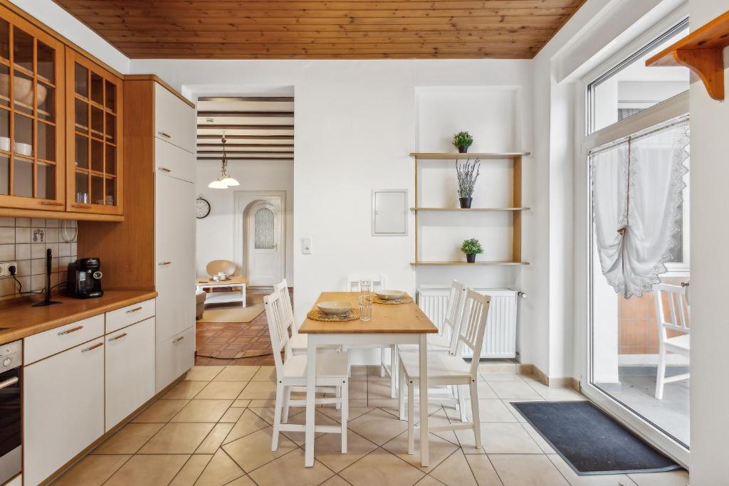 een keuken en eetkamer met een tafel en stoelen bij Wunderschönes 4 Zimmer Altbau Apartment mit Terrasse und Patio in Wuppertal