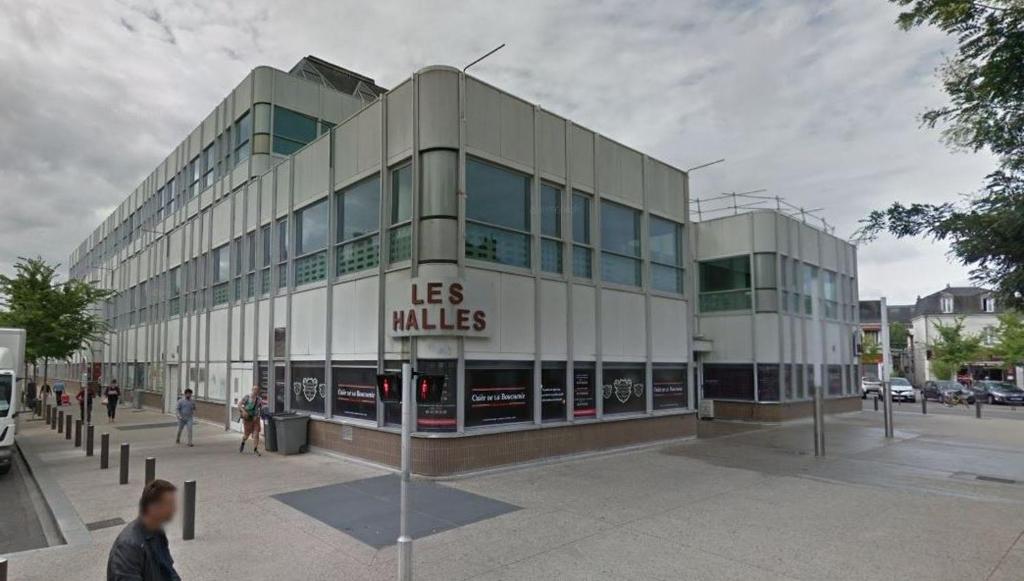 a building with people walking in front of it at HALTE 3 &#47; GUÈS DE VEIGNE in Veigné