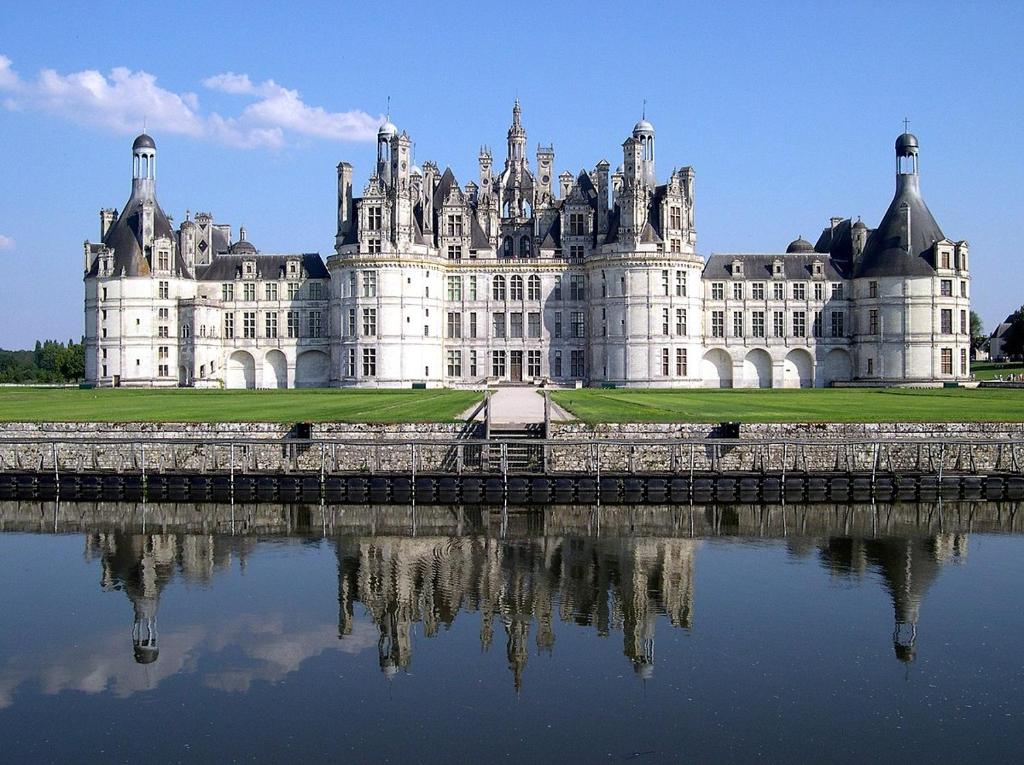 a large castle sitting on top of a body of water at HALTE 3 &#47; GUÈS DE VEIGNE in Veigné