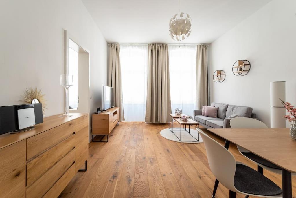 ein Wohnzimmer mit einem Sofa und einem Tisch in der Unterkunft HM • 1BR Oasis with Easy City Access in Wien