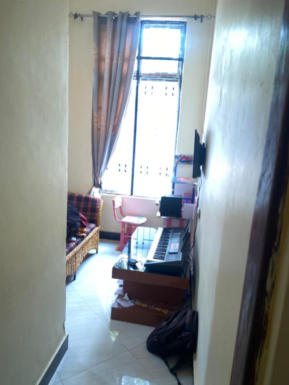 przedpokój z pokojem z oknem i stołem w obiekcie MKOLANI RAILWAY w mieście Mwanza
