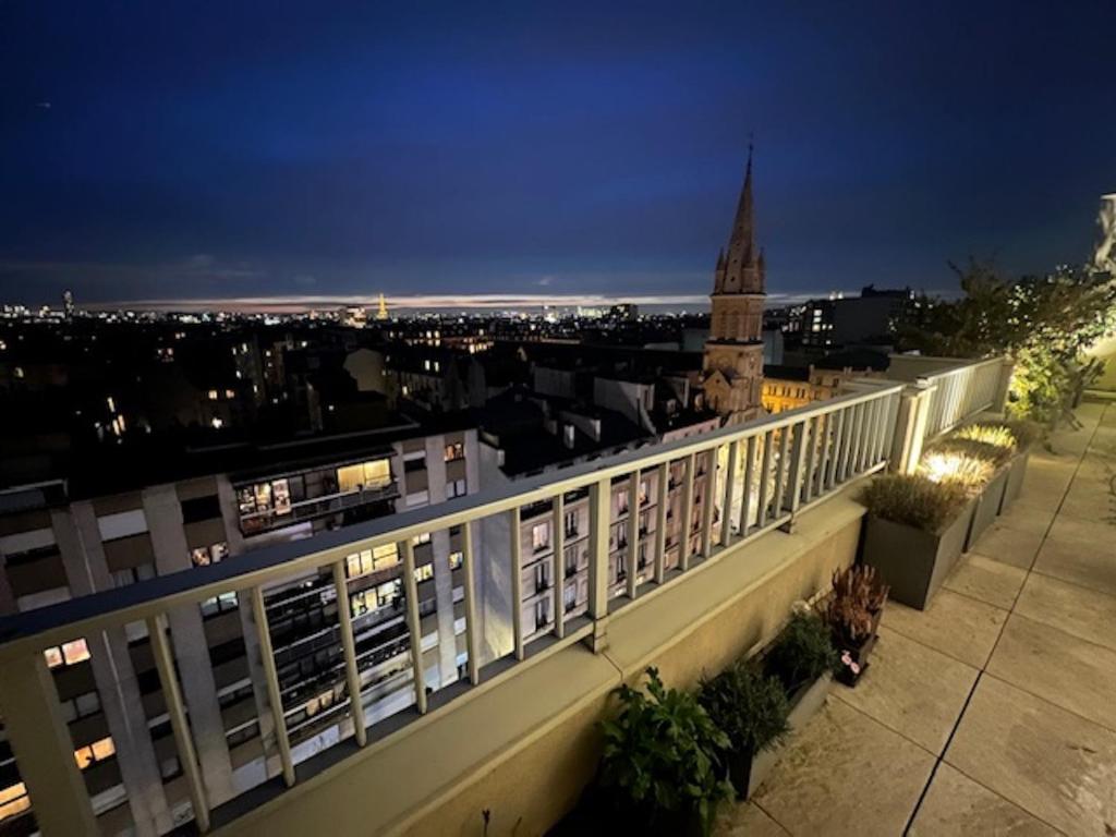 - une vue sur la ville la nuit depuis un bâtiment dans l'établissement Magnificent Penthouse panaramic view of Paris, à Paris