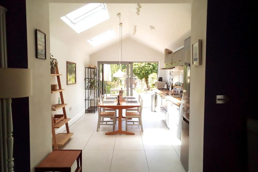 cocina con mesa y sillas en una habitación en Quaint 3 bedroom Devon cottage en Honiton