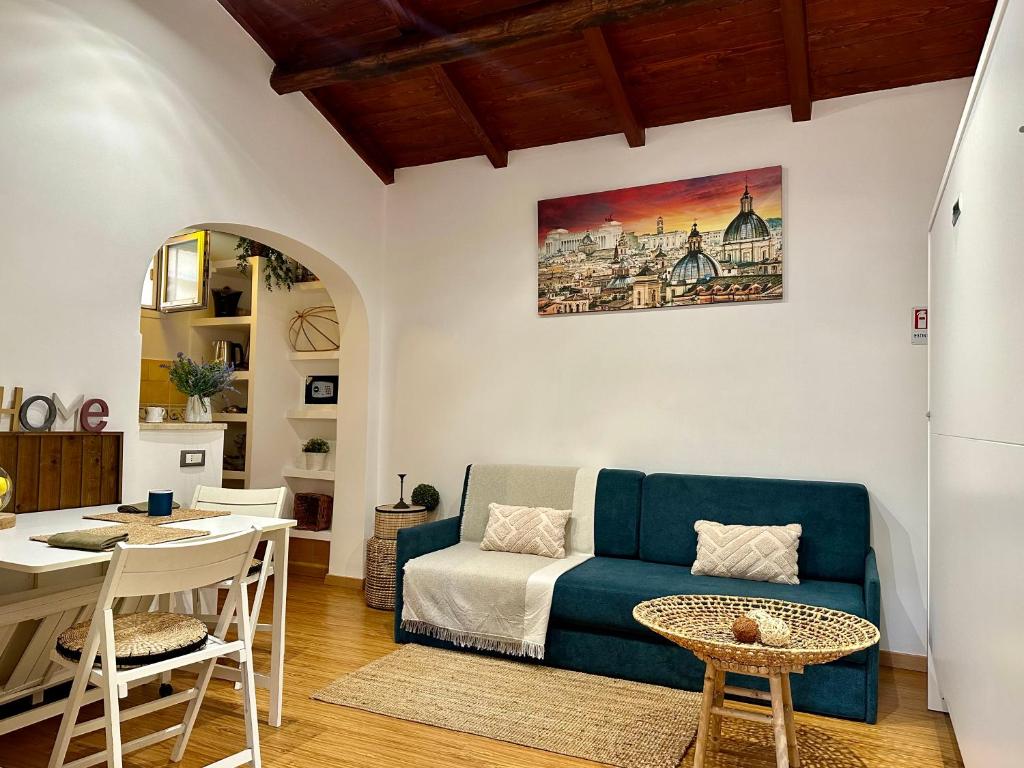 ローマにあるEleonora Houseのリビングルーム(青いソファ、テーブル付)