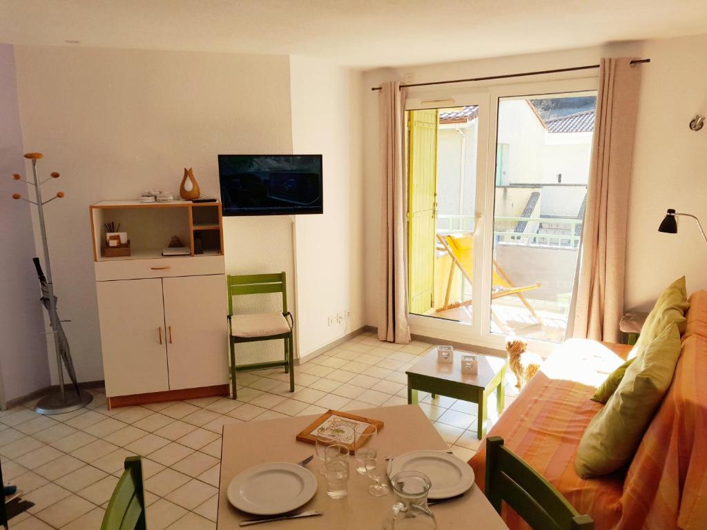 uma sala de estar com um sofá e uma mesa em Le Dignois em Digne-Les-Bains
