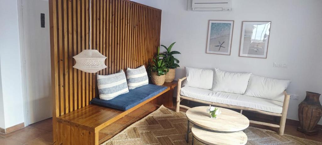 sala de estar con sofá y mesa en Hotel Bonaire en L'Escala