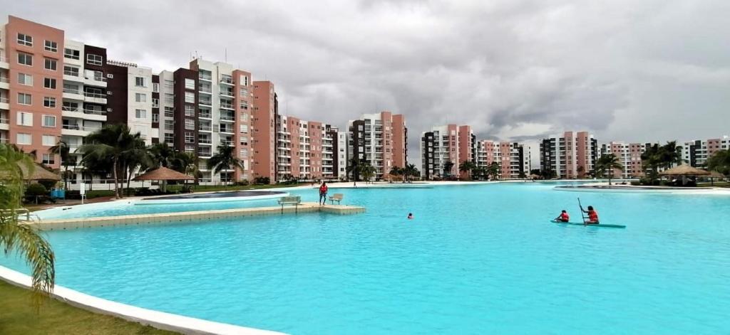 una gran piscina de agua azul en una ciudad en Dream Lagoons Cancun Requiem, en Cancún