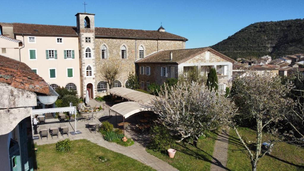 an aerial view of a building with a courtyard at Hotel Carmel in Les Vans