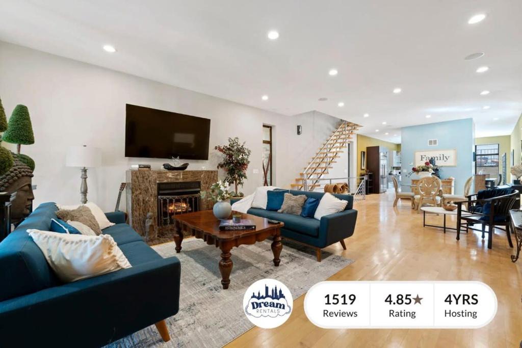 een woonkamer met blauwe banken en een tv bij Zen Oasis of Elegance: Expansive Executive Home in Chicago