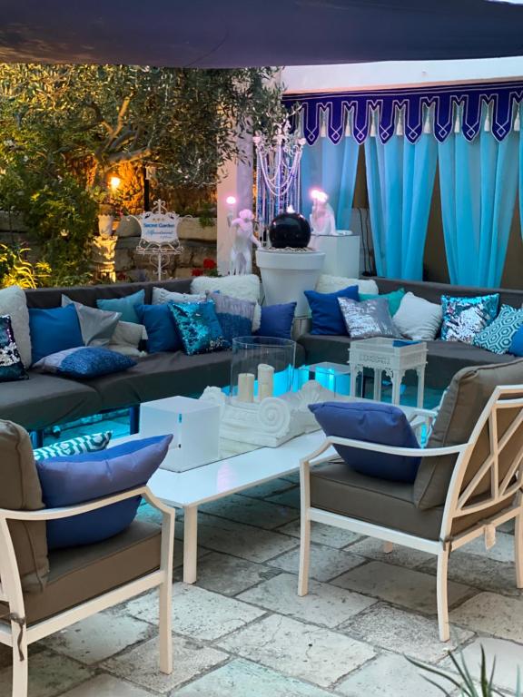 uma sala de estar com sofás, uma mesa e cadeiras em Secret Garden Apartment em Zadar