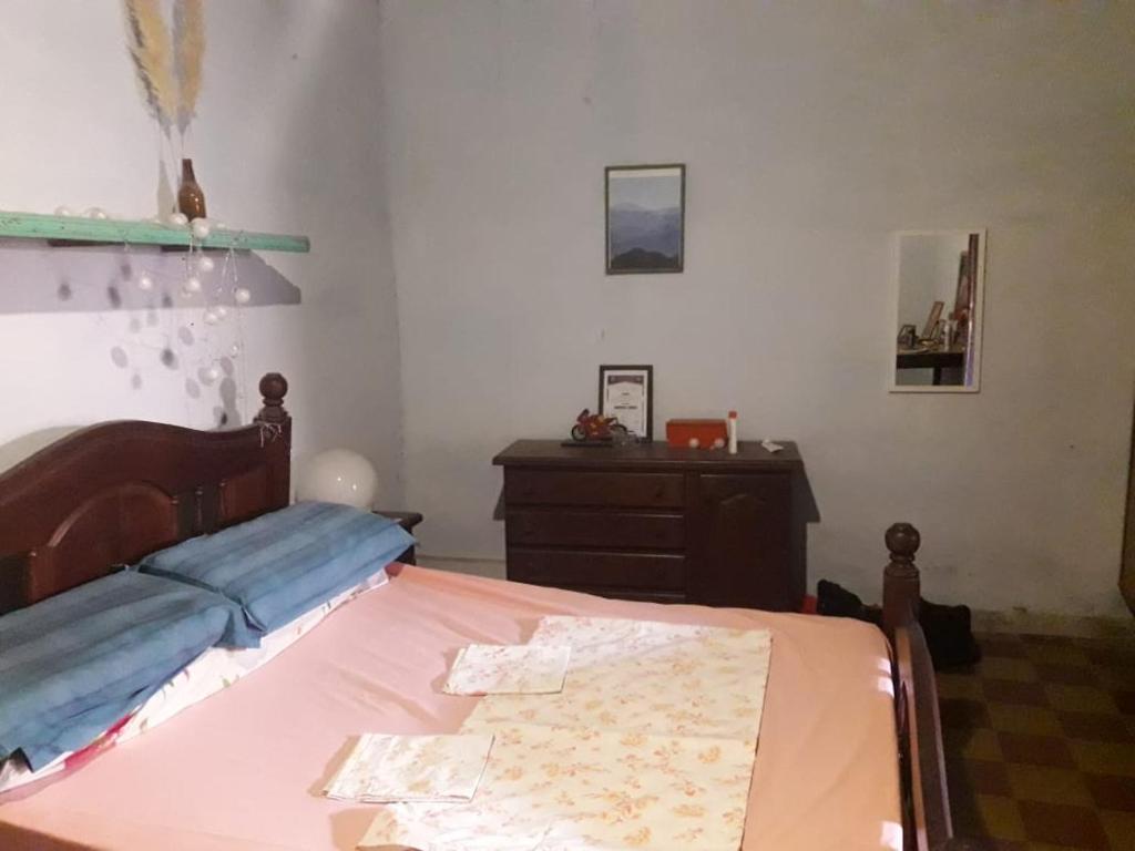 - une chambre avec un lit et une commode dans l'établissement Don Zoilo Alojamientos, à Belén