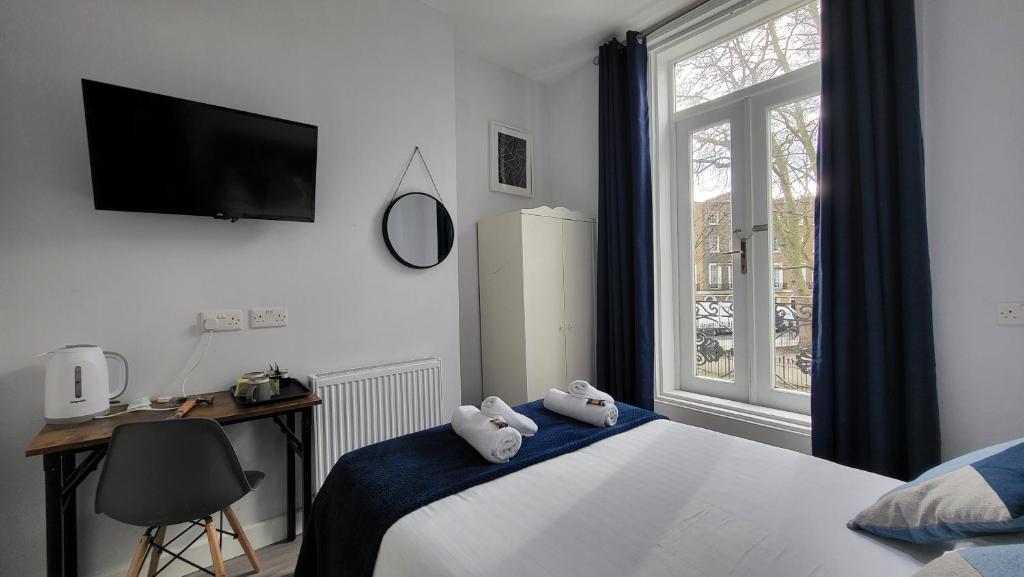 Postel nebo postele na pokoji v ubytování Argyle Square Hotel