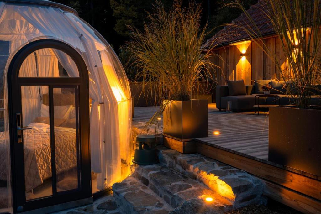 een iglo huis met een patio in de nacht bij Chalet Weidehaus De Luxe 