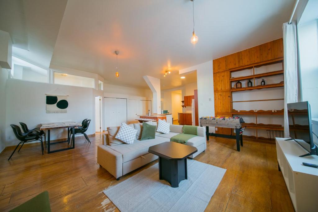 een woonkamer met een bank en een tafel bij Le loft Charlotte 2 in Québec