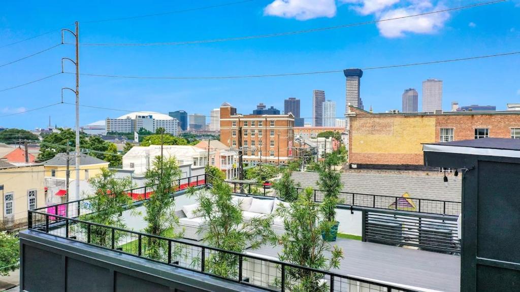 einen Balkon mit Blick auf die Skyline der Stadt in der Unterkunft Pluto Rooftop Villa in New Orleans