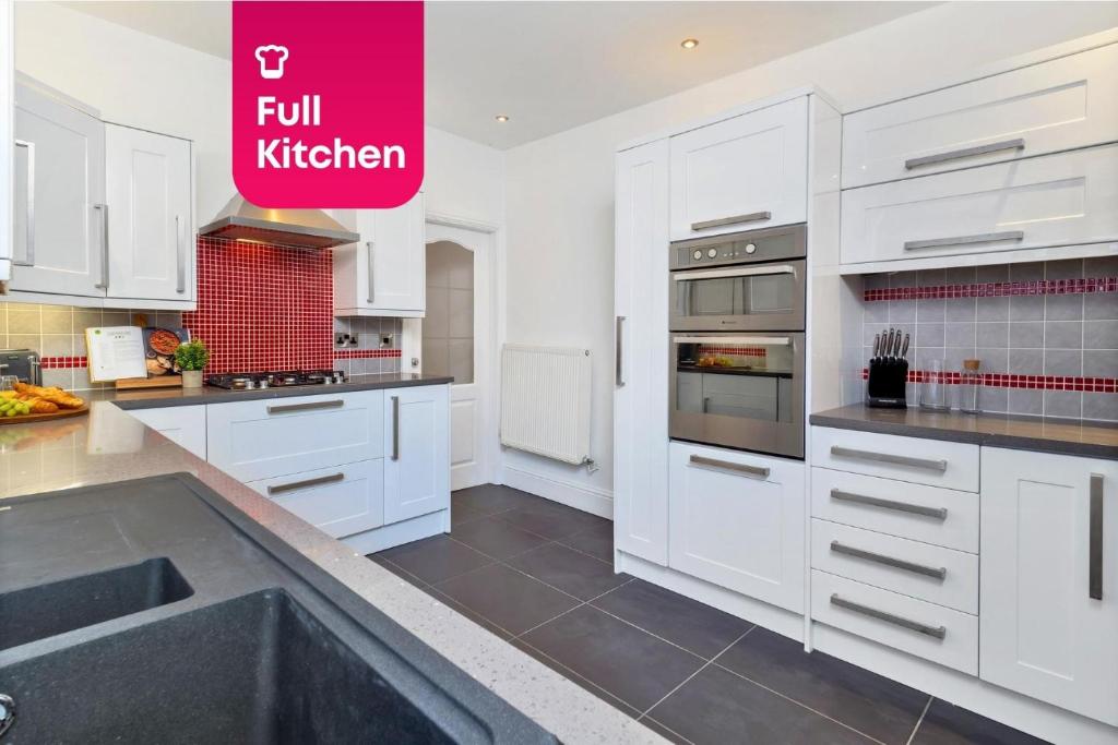 A kitchen or kitchenette at NEW Sackville House - Comfy 4 Bedroom House