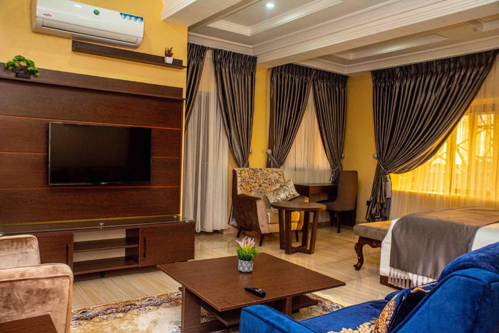 Μια τηλεόραση ή/και κέντρο ψυχαγωγίας στο Otk's Apartment