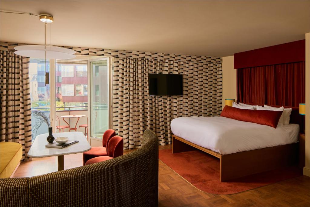 - une chambre avec un lit et un salon dans l'établissement Locke am Platz Zurich, à Zurich
