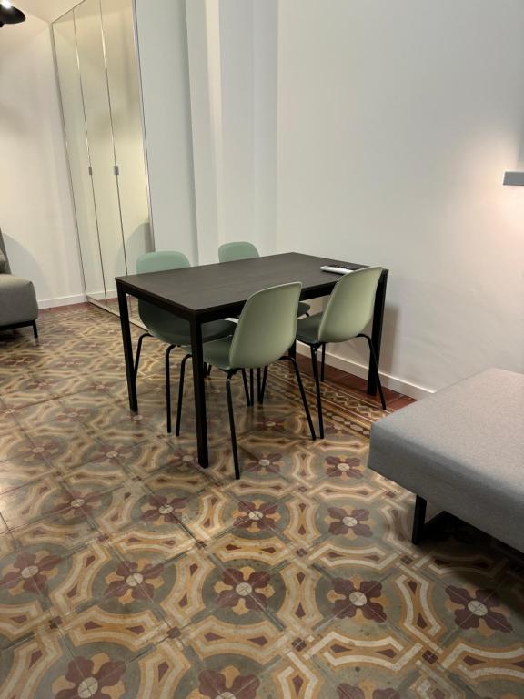 uma sala de conferências com uma mesa preta e cadeiras em Noliday Savona Center Art Deco Apartment em Savona